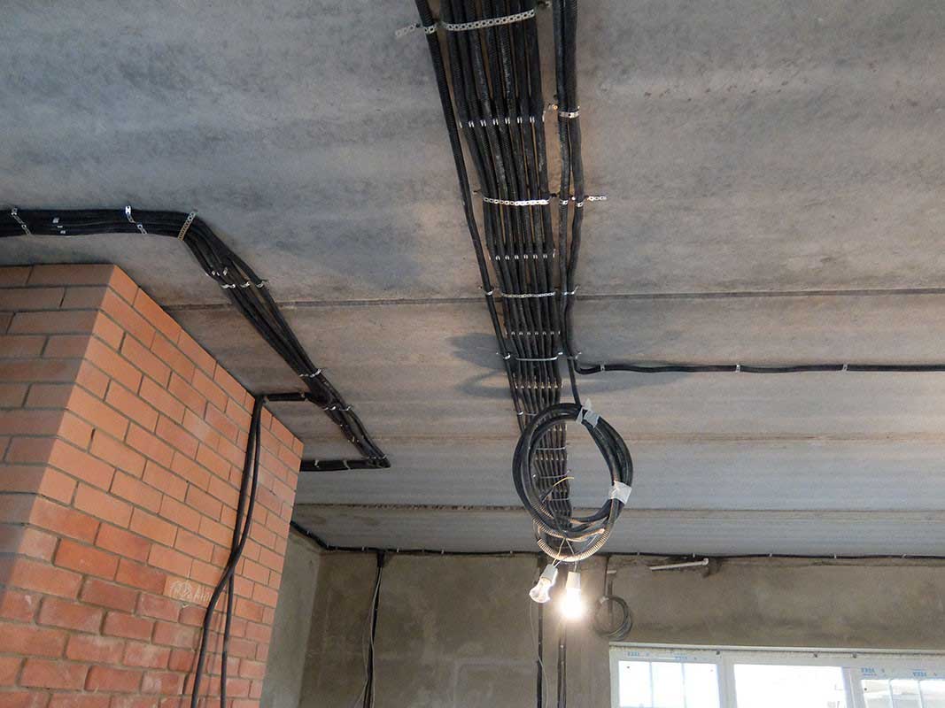 Гофра под потолком. Прокладка кабеля по потолку. Монтаж кабеля по потолку. Провода по потолку. Электрика по потолку в частном доме.
